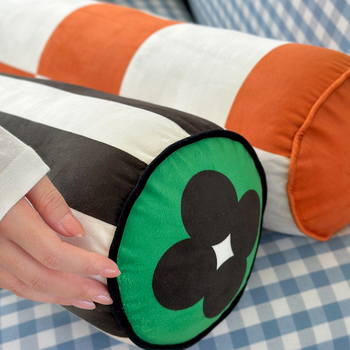 91家纺网 家纺一手货源 找家纺 美茉家居 2025新款荷兰绒丝绒炫彩糖果抱枕 绿四叶