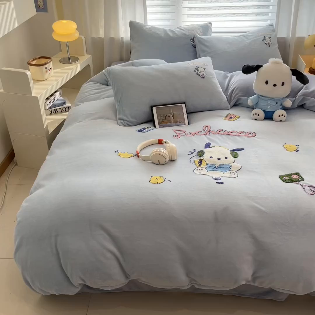 91家纺网 家纺一手货源 找家纺 沐辰 2025新款牛奶绒绣花三丽鸥系列四件套 玩家帕恰狗