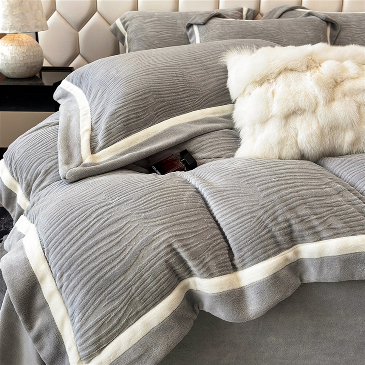 91家纺网 家纺一手货源 找家纺 家居1号家纺 2025新款230克全消光瑞丽牛奶绒烂花四件套（控价标准258加大278 会员优惠10元） 瑞丽-绅士灰