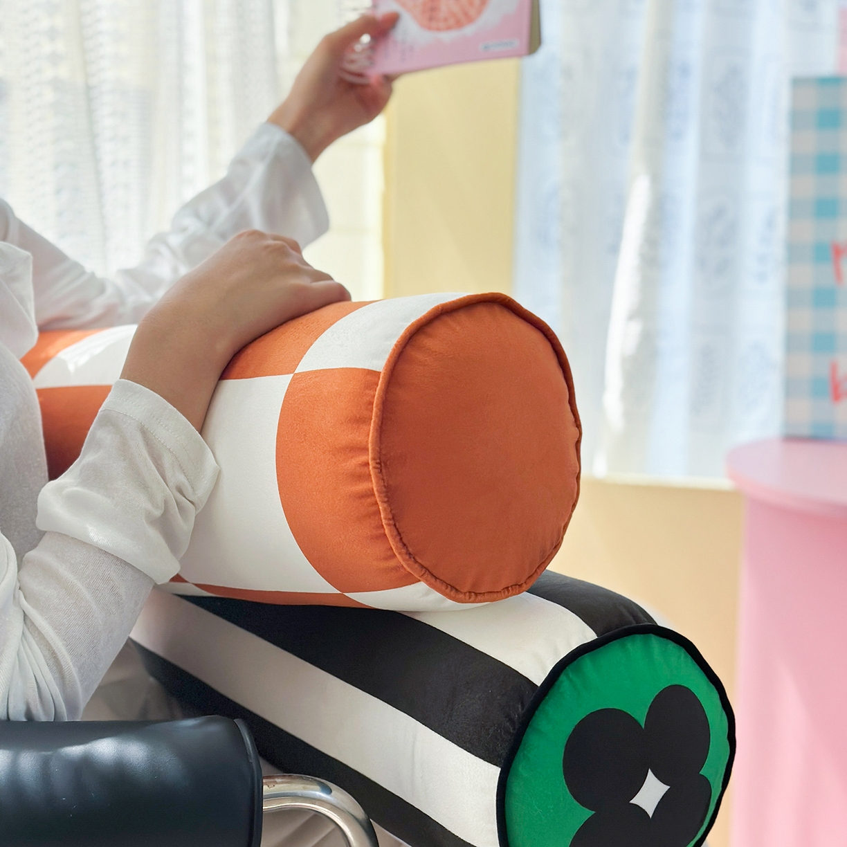 91家纺网 家纺一手货源 找家纺 美茉家居 2025新款荷兰绒丝绒炫彩糖果抱枕 绿四叶