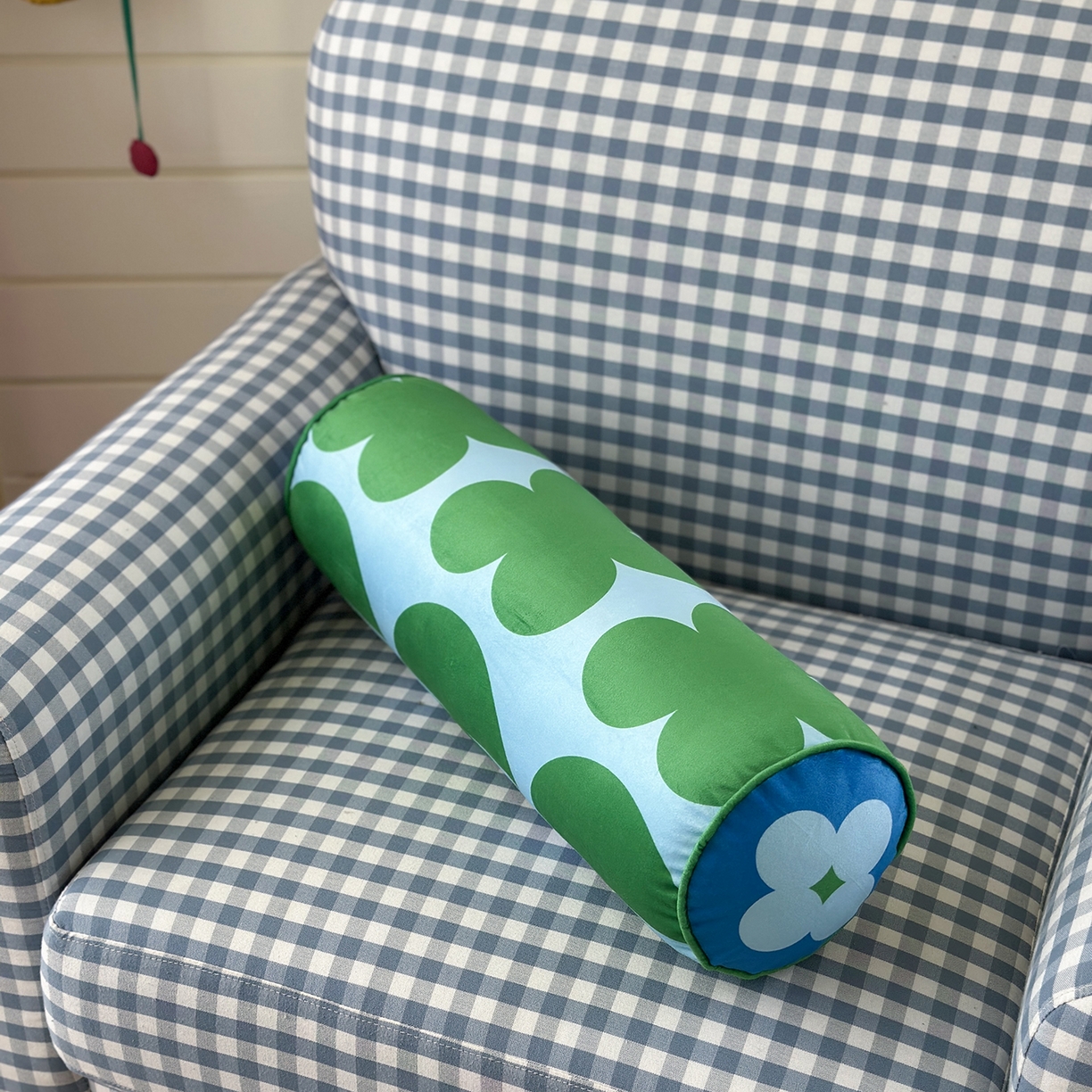 美茉家居 2025新款荷兰绒丝绒炫彩糖果抱枕 绿四叶