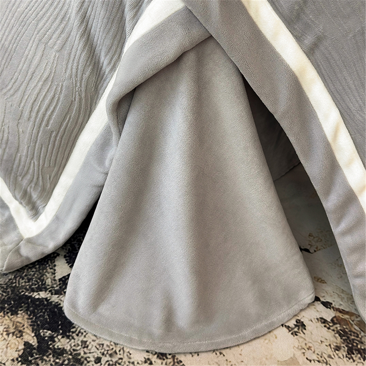 91家纺网 家纺一手货源 找家纺 家居1号家纺 2025新款230克全消光瑞丽牛奶绒烂花四件套（控价标准258加大278 会员优惠10元） 瑞丽-绅士灰