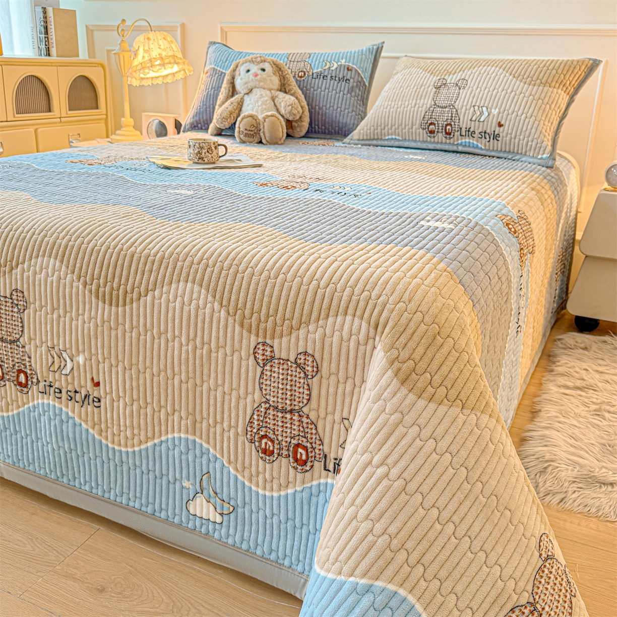 91家纺网 家纺一手货源 找家纺 慕木家纺 2025新款高克重牛奶绒小清新印花卡通夹棉单床盖床盖单件（提供买家秀) 牛奶绒床盖-水波熊