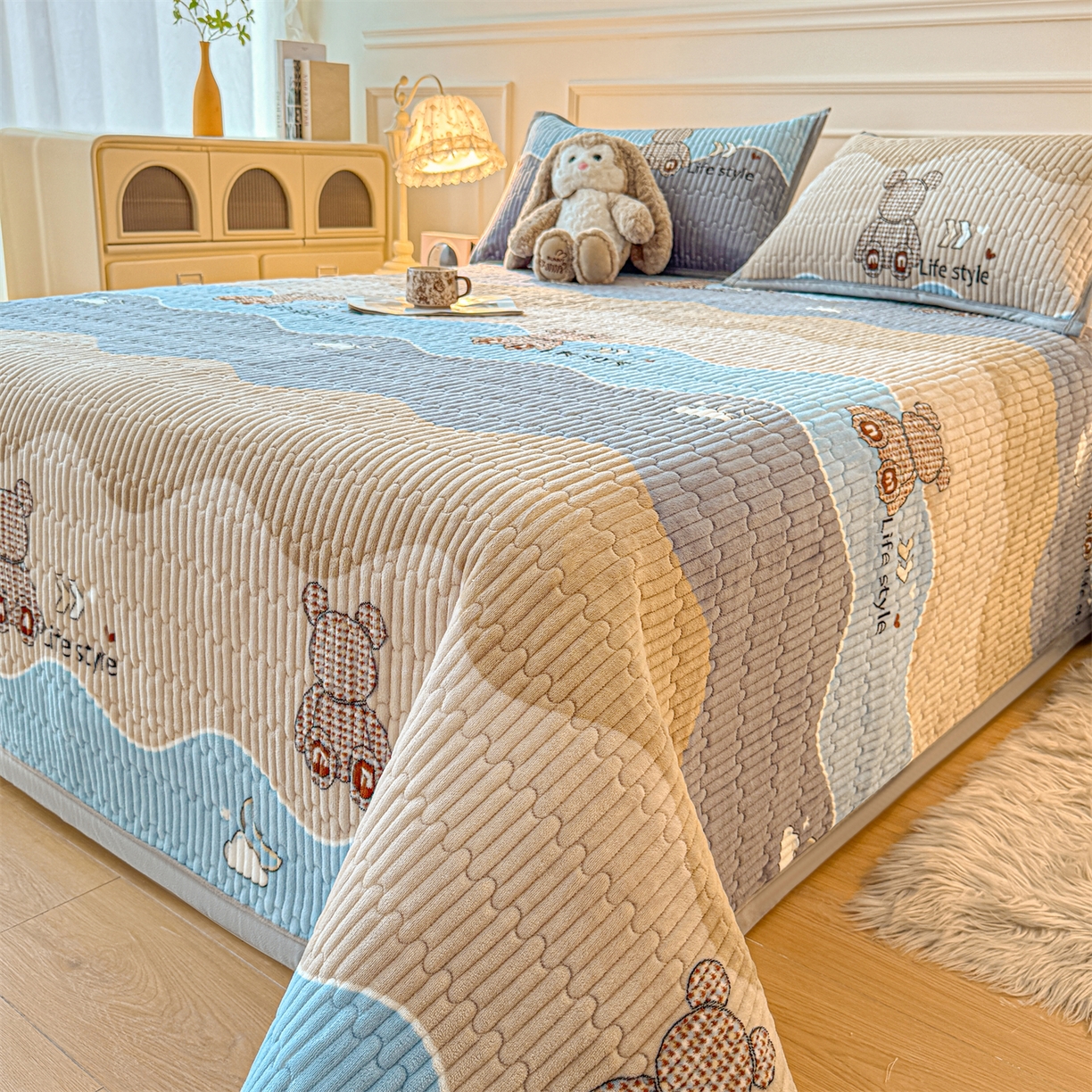 91家纺网 家纺一手货源 找家纺 慕木家纺 2025新款高克重牛奶绒小清新印花卡通夹棉单床盖床盖单件（提供买家秀) 牛奶绒床盖-水波熊