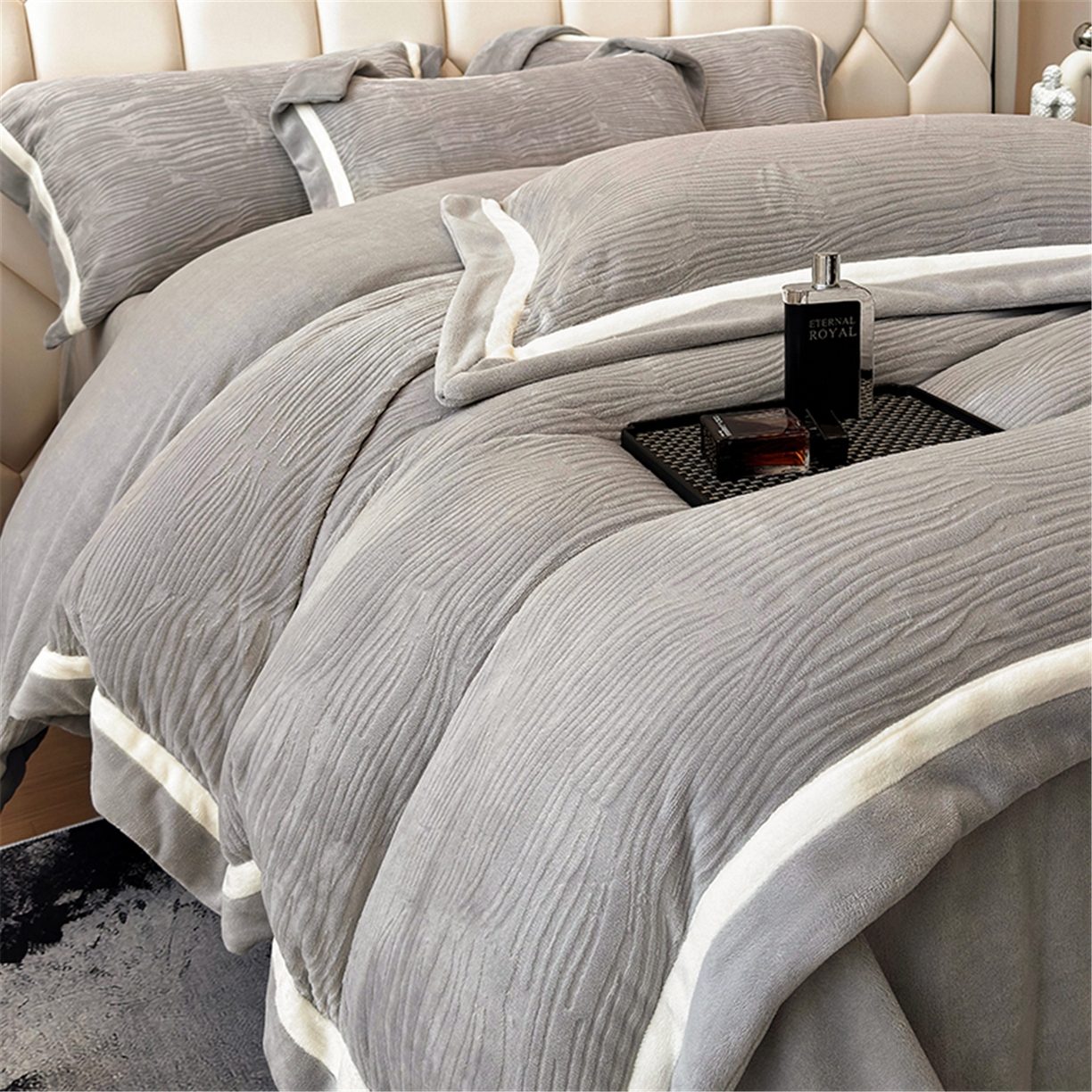 91家纺网 家纺一手货源 找家纺 家居1号家纺 2025新款230克全消光瑞丽牛奶绒烂花四件套（控价标准258加大278 会员优惠10元） 瑞丽-绅士灰