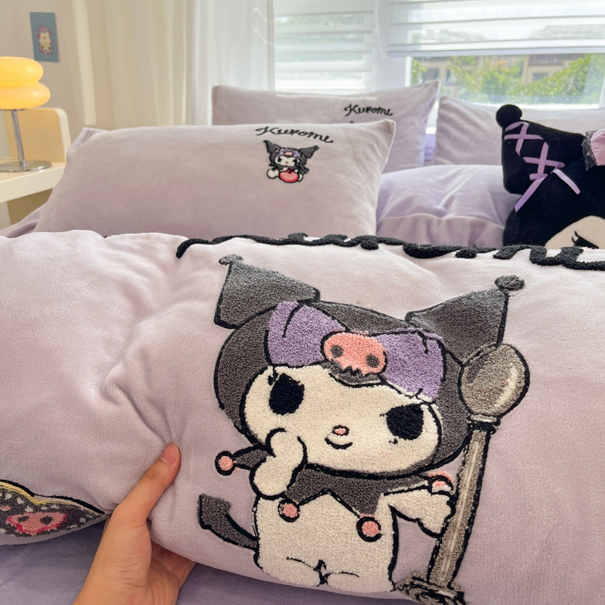 91家纺网 家纺一手货源 找家纺 沐辰 2025新款牛奶绒绣花三丽鸥系列四件套 酷酷库洛米