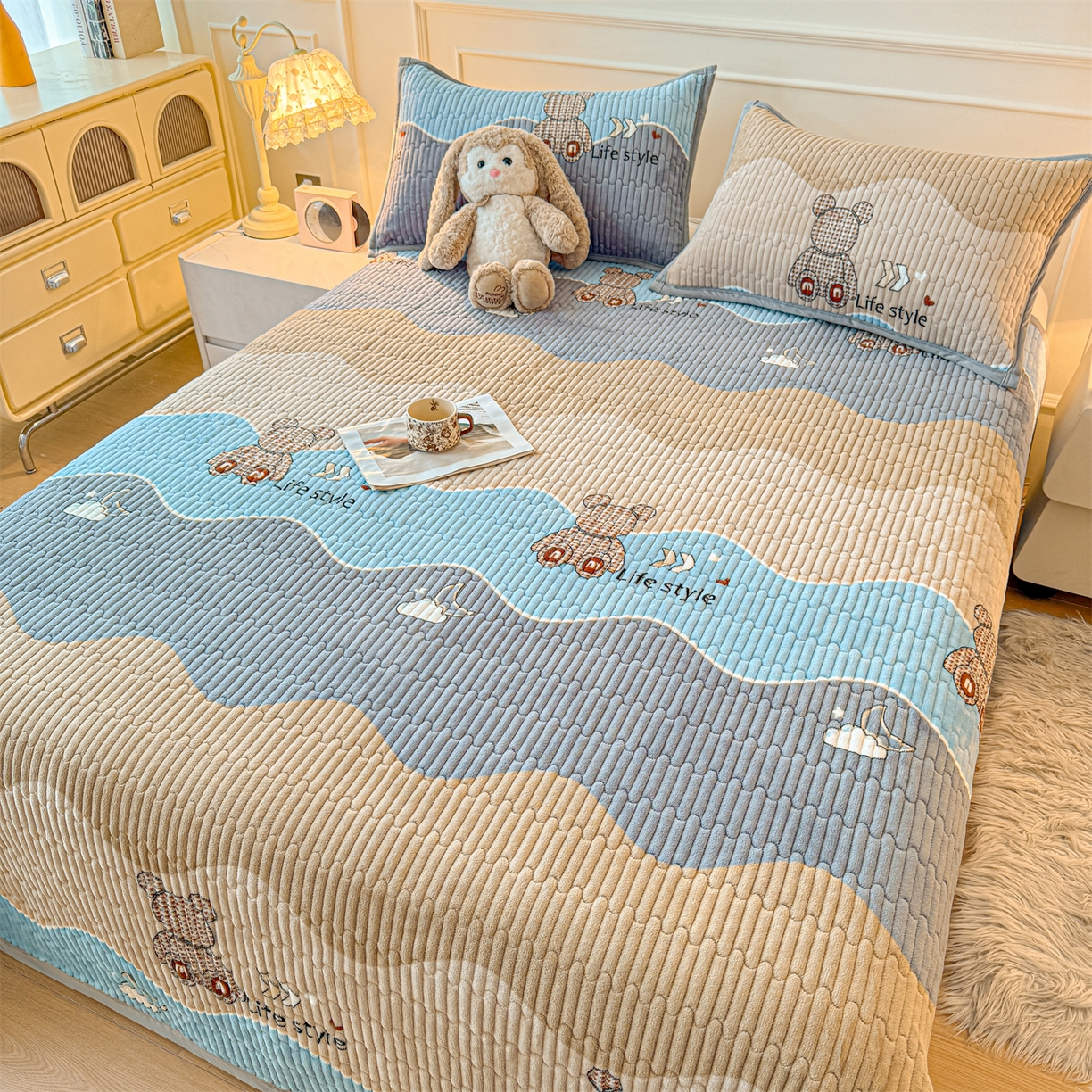 91家纺网 家纺一手货源 找家纺 慕木家纺 2025新款高克重牛奶绒小清新印花卡通夹棉单床盖床盖单件（提供买家秀) 牛奶绒床盖-水波熊