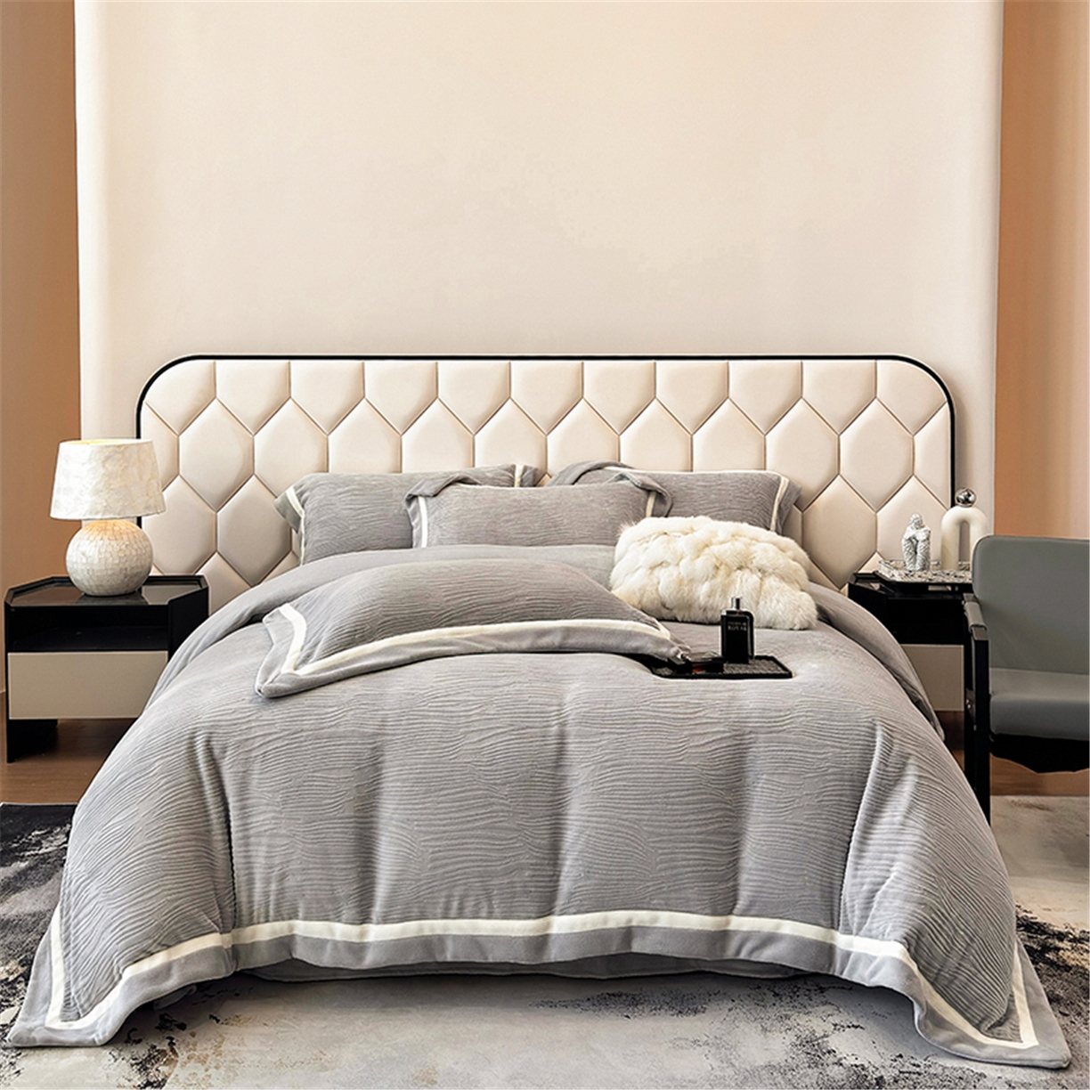 91家纺网 家纺一手货源 找家纺 家居1号家纺 2025新款230克全消光瑞丽牛奶绒烂花四件套（控价标准258加大278 会员优惠10元） 瑞丽-绅士灰