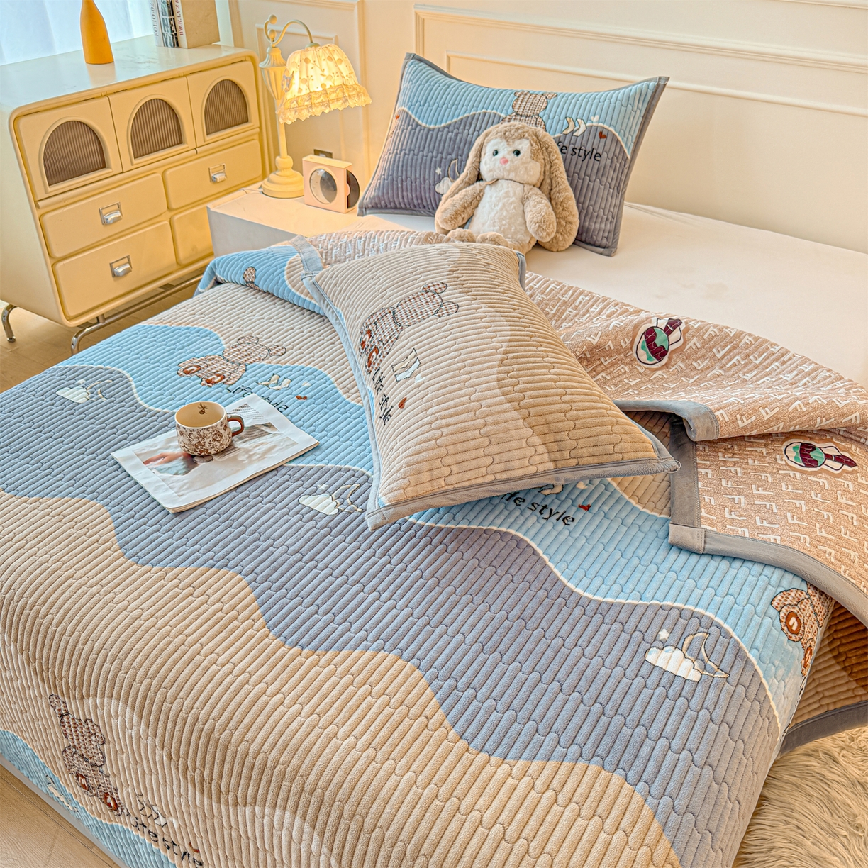 91家纺网 家纺一手货源 找家纺 慕木家纺 2025新款高克重牛奶绒小清新印花卡通夹棉单床盖床盖单件（提供买家秀) 牛奶绒床盖-水波熊