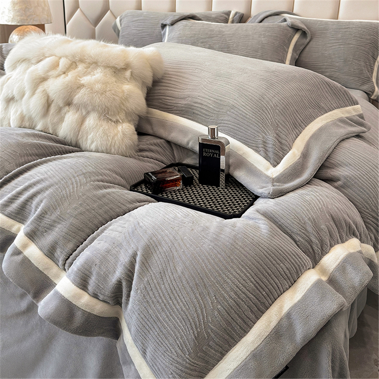 91家纺网 家纺一手货源 找家纺 家居1号家纺 2025新款230克全消光瑞丽牛奶绒烂花四件套（控价标准258加大278 会员优惠10元） 瑞丽-绅士灰