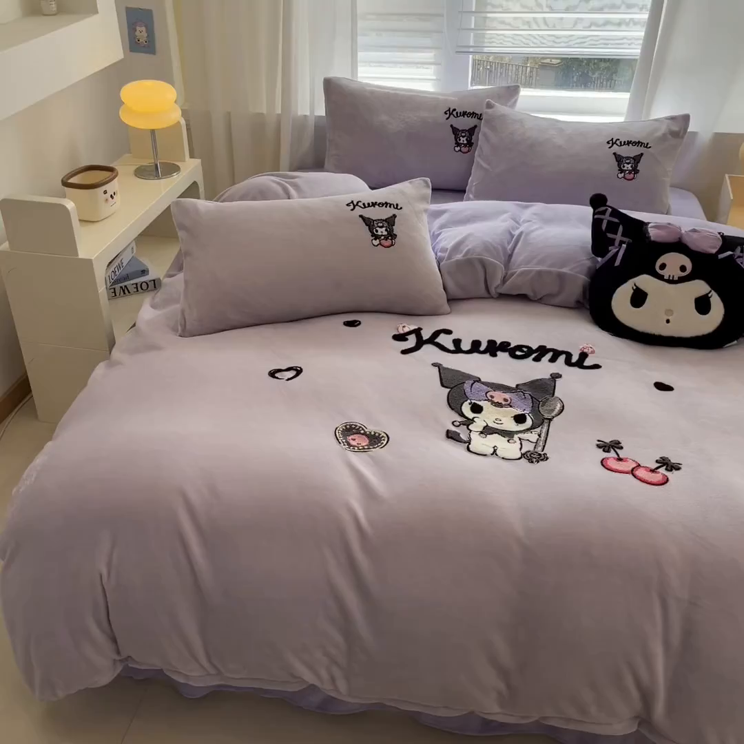 91家纺网 家纺一手货源 找家纺 沐辰 2025新款牛奶绒绣花三丽鸥系列四件套 酷酷库洛米