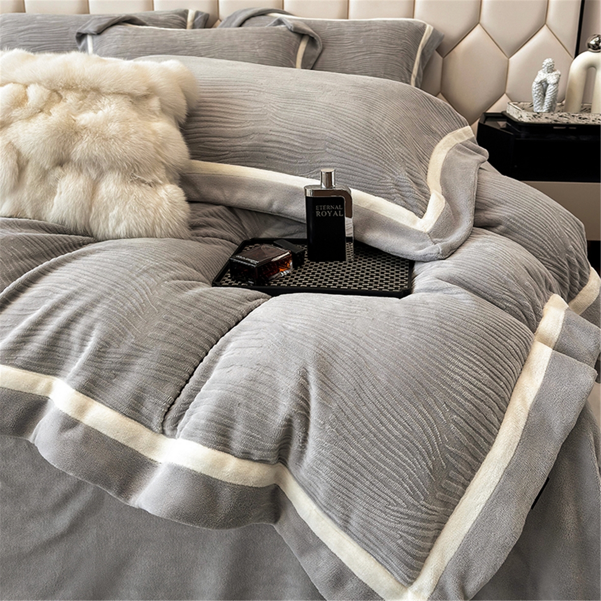 91家纺网 家纺一手货源 找家纺 家居1号家纺 2025新款230克全消光瑞丽牛奶绒烂花四件套（控价标准258加大278 会员优惠10元） 瑞丽-绅士灰