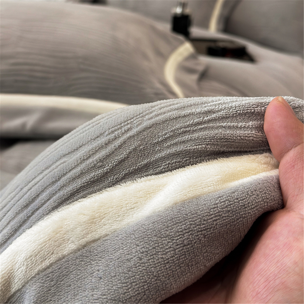 91家纺网 家纺一手货源 找家纺 家居1号家纺 2025新款230克全消光瑞丽牛奶绒烂花四件套（控价标准258加大278 会员优惠10元） 瑞丽-绅士灰