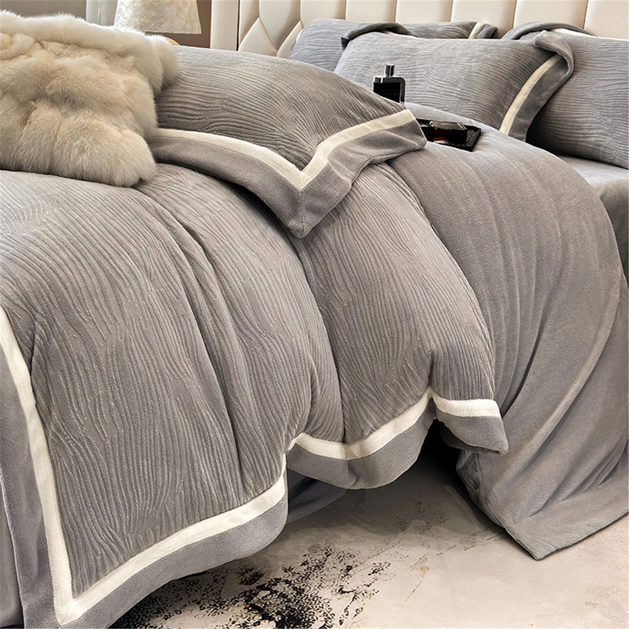 91家纺网 家纺一手货源 找家纺 家居1号家纺 2025新款230克全消光瑞丽牛奶绒烂花四件套（控价标准258加大278 会员优惠10元） 瑞丽-绅士灰