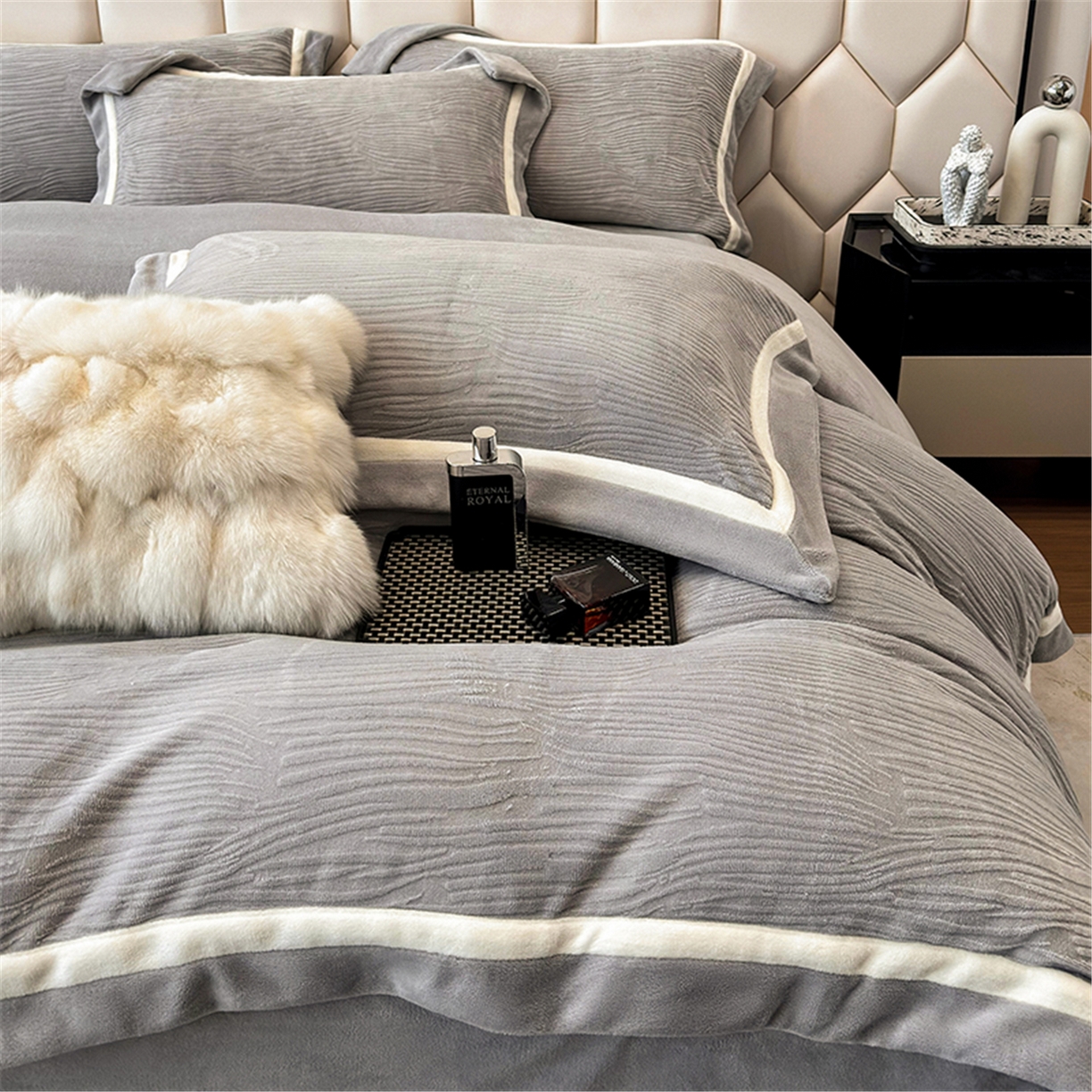 91家纺网 家纺一手货源 找家纺 家居1号家纺 2025新款230克全消光瑞丽牛奶绒烂花四件套（控价标准258加大278 会员优惠10元） 瑞丽-绅士灰