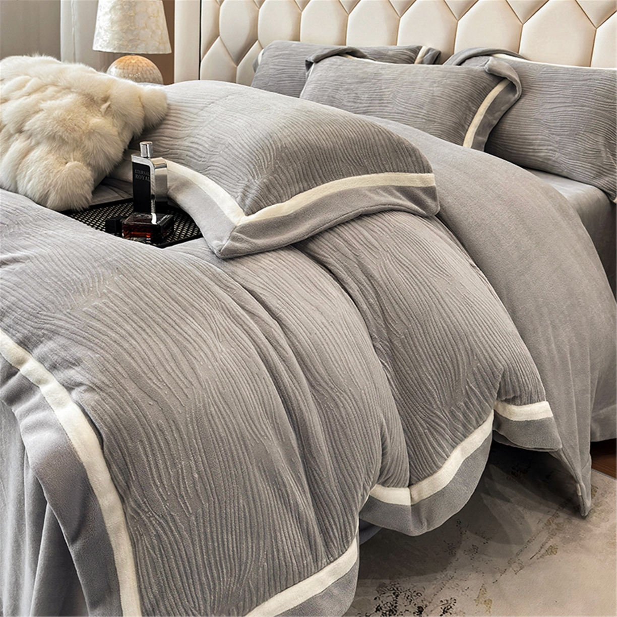 91家纺网 家纺一手货源 找家纺 家居1号家纺 2025新款230克全消光瑞丽牛奶绒烂花四件套（控价标准258加大278 会员优惠10元） 瑞丽-绅士灰