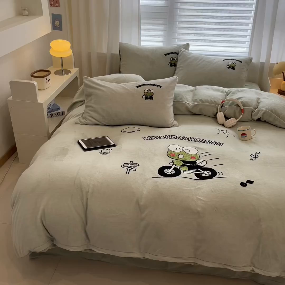 91家纺网 家纺一手货源 找家纺 沐辰 2025新款牛奶绒绣花三丽鸥系列四件套 骑行蛙蛙