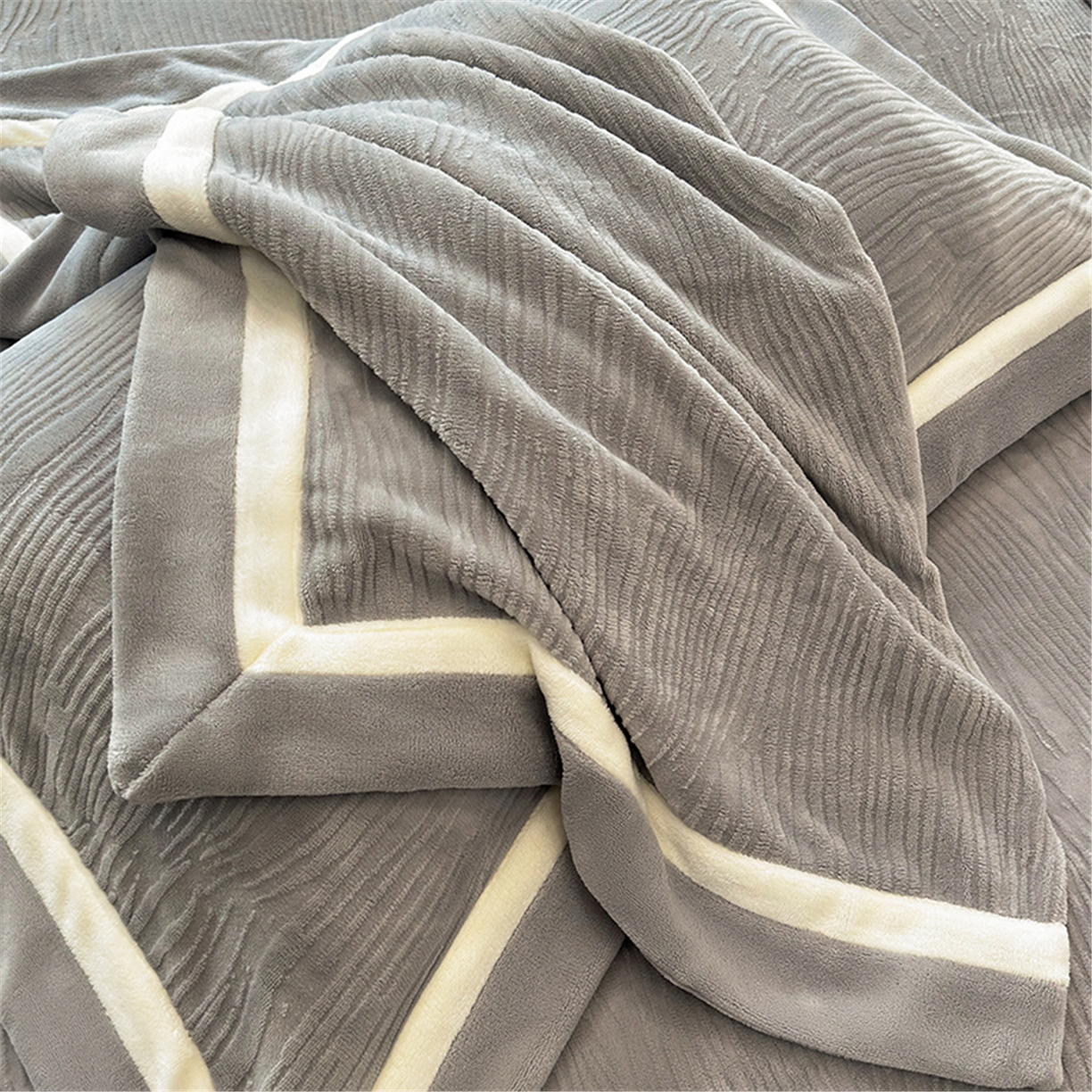 91家纺网 家纺一手货源 找家纺 家居1号家纺 2025新款230克全消光瑞丽牛奶绒烂花四件套（控价标准258加大278 会员优惠10元） 瑞丽-绅士灰