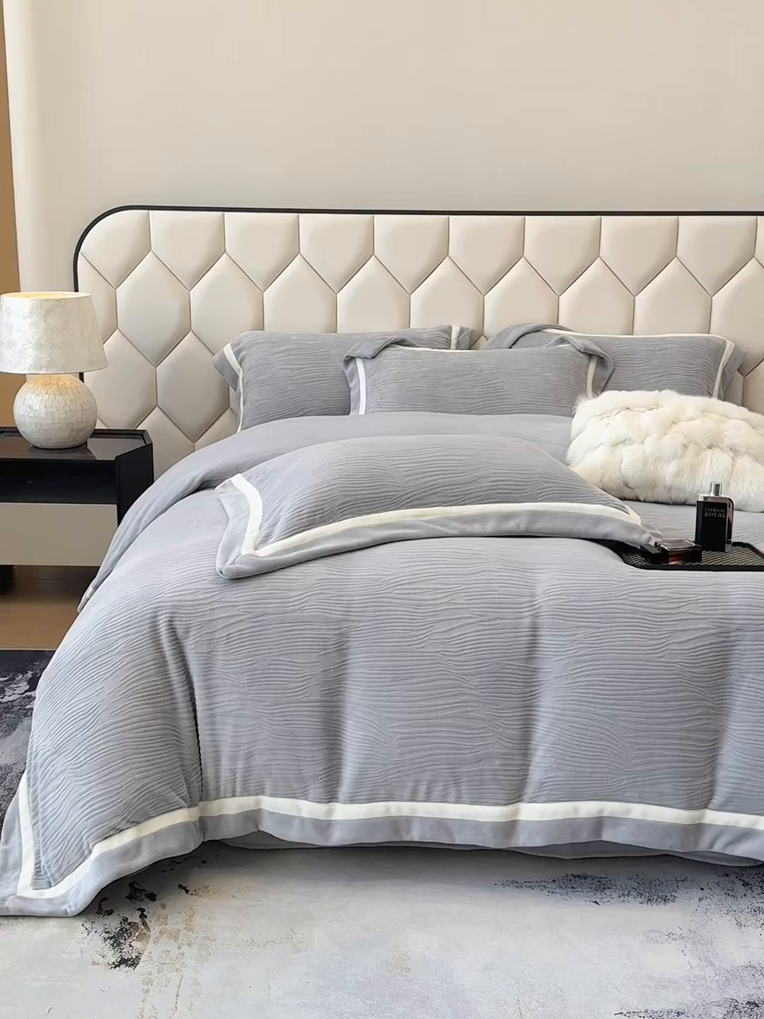 91家纺网 家纺一手货源 找家纺 家居1号家纺 2025新款230克全消光瑞丽牛奶绒烂花四件套（控价标准258加大278 会员优惠10元） 瑞丽-绅士灰