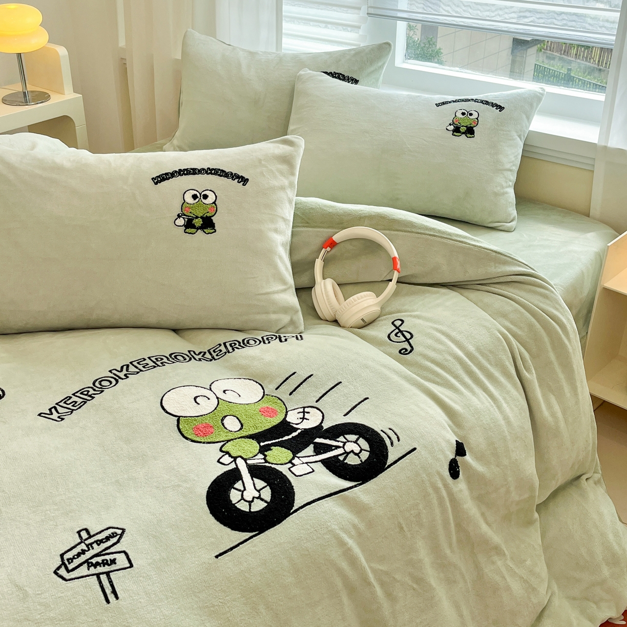 91家纺网 家纺一手货源 找家纺 沐辰 2025新款牛奶绒绣花三丽鸥系列四件套 骑行蛙蛙