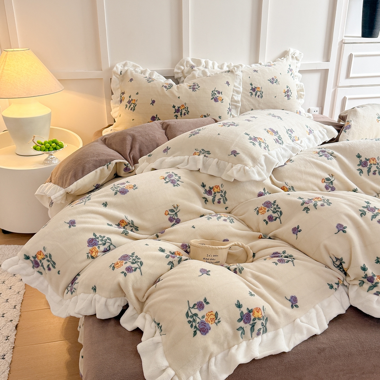 91家纺网 家纺一手货源 找家纺 潘朵拉家纺 2025新款法式牛奶绒双层花边四件套 紫苏