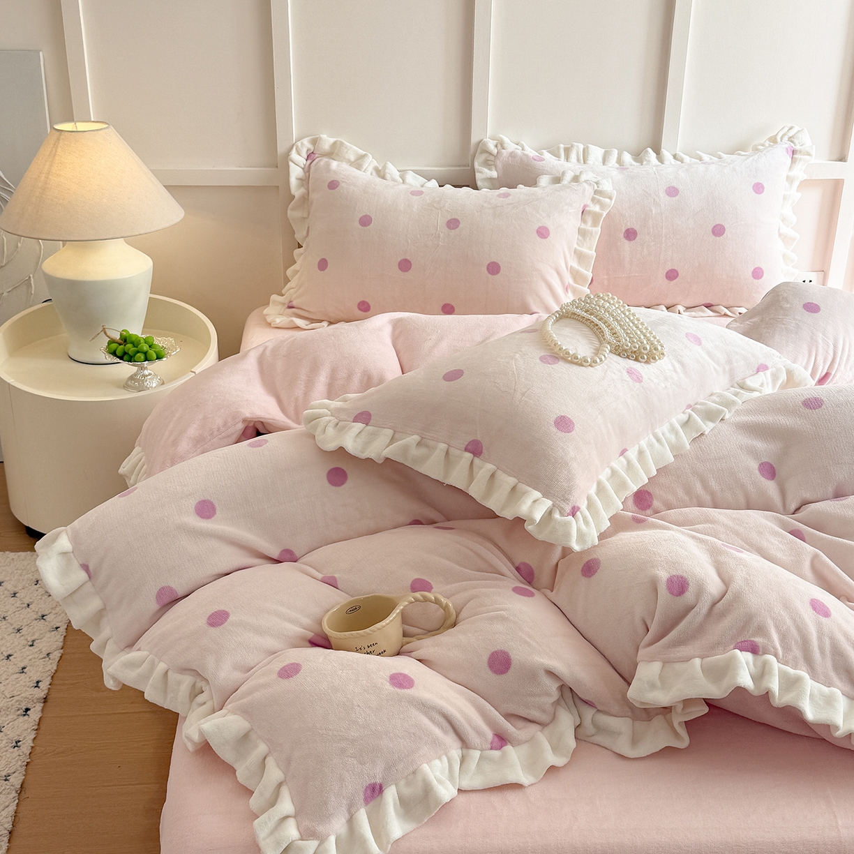 91家纺网 家纺一手货源 找家纺 潘朵拉家纺 2025新款法式牛奶绒双层花边四件套 芝士波点