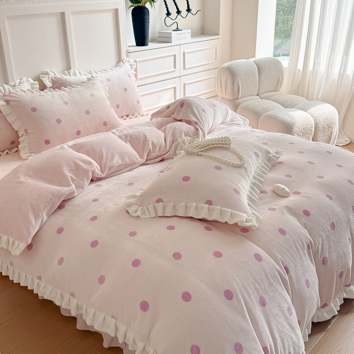 91家纺网 家纺一手货源 找家纺 潘朵拉家纺 2025新款法式牛奶绒双层花边四件套 芝士波点