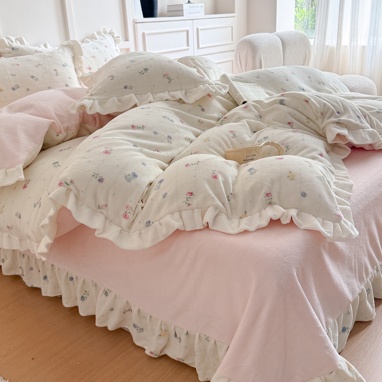 91家纺网 家纺一手货源 找家纺 潘朵拉家纺 2025新款法式牛奶绒双层花边四件套 奈雪