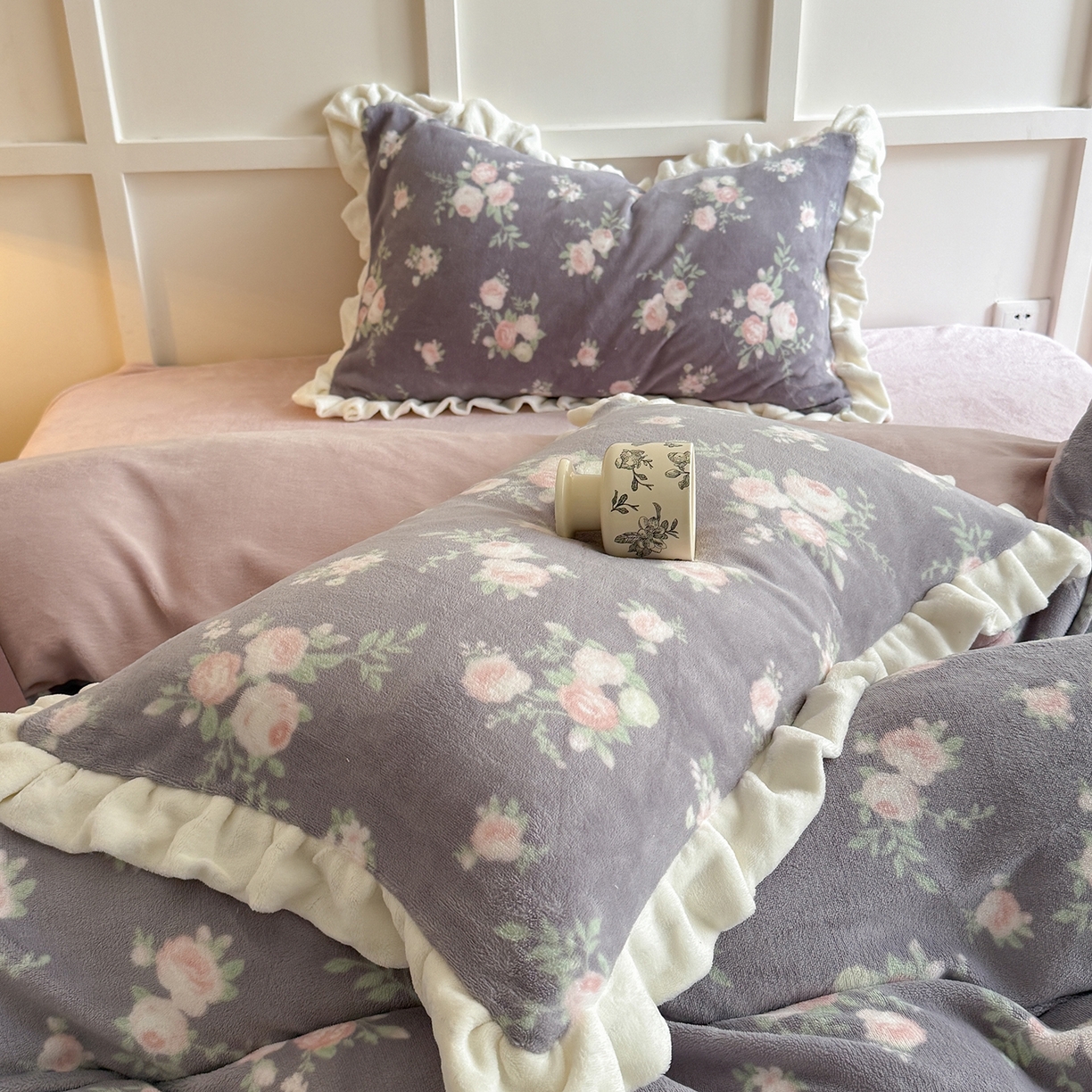 91家纺网 家纺一手货源 找家纺 潘朵拉家纺 2025新款法式牛奶绒双层花边四件套 紫密花间