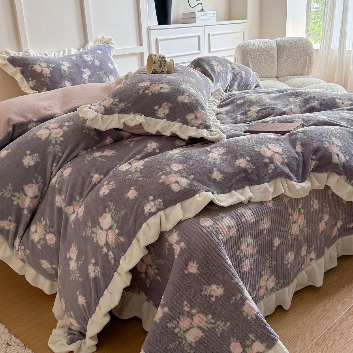 91家纺网 家纺一手货源 找家纺 潘朵拉家纺 2025新款法式牛奶绒双层花边四件套 紫密花间