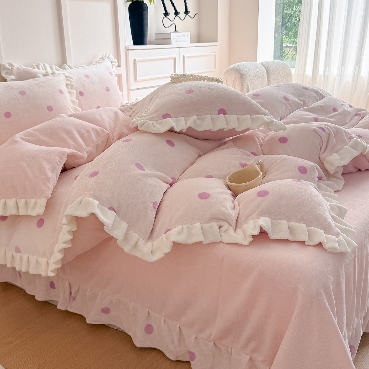 91家纺网 家纺一手货源 找家纺 潘朵拉家纺 2025新款法式牛奶绒双层花边四件套 芝士波点