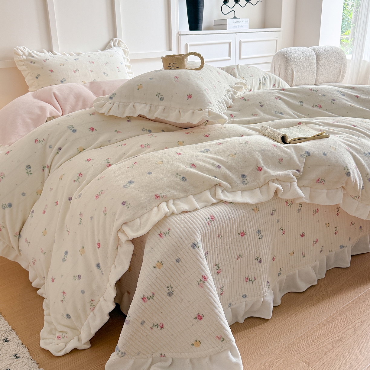 91家纺网 家纺一手货源 找家纺 潘朵拉家纺 2025新款法式牛奶绒双层花边四件套 奈雪