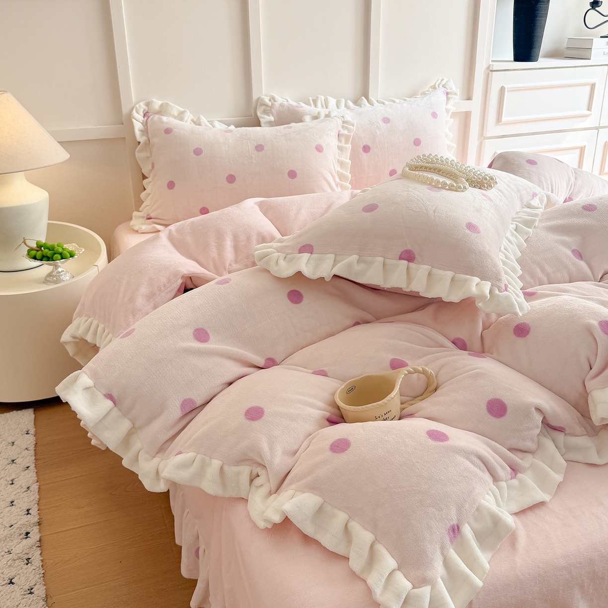 91家纺网 家纺一手货源 找家纺 潘朵拉家纺 2025新款法式牛奶绒双层花边四件套 芝士波点