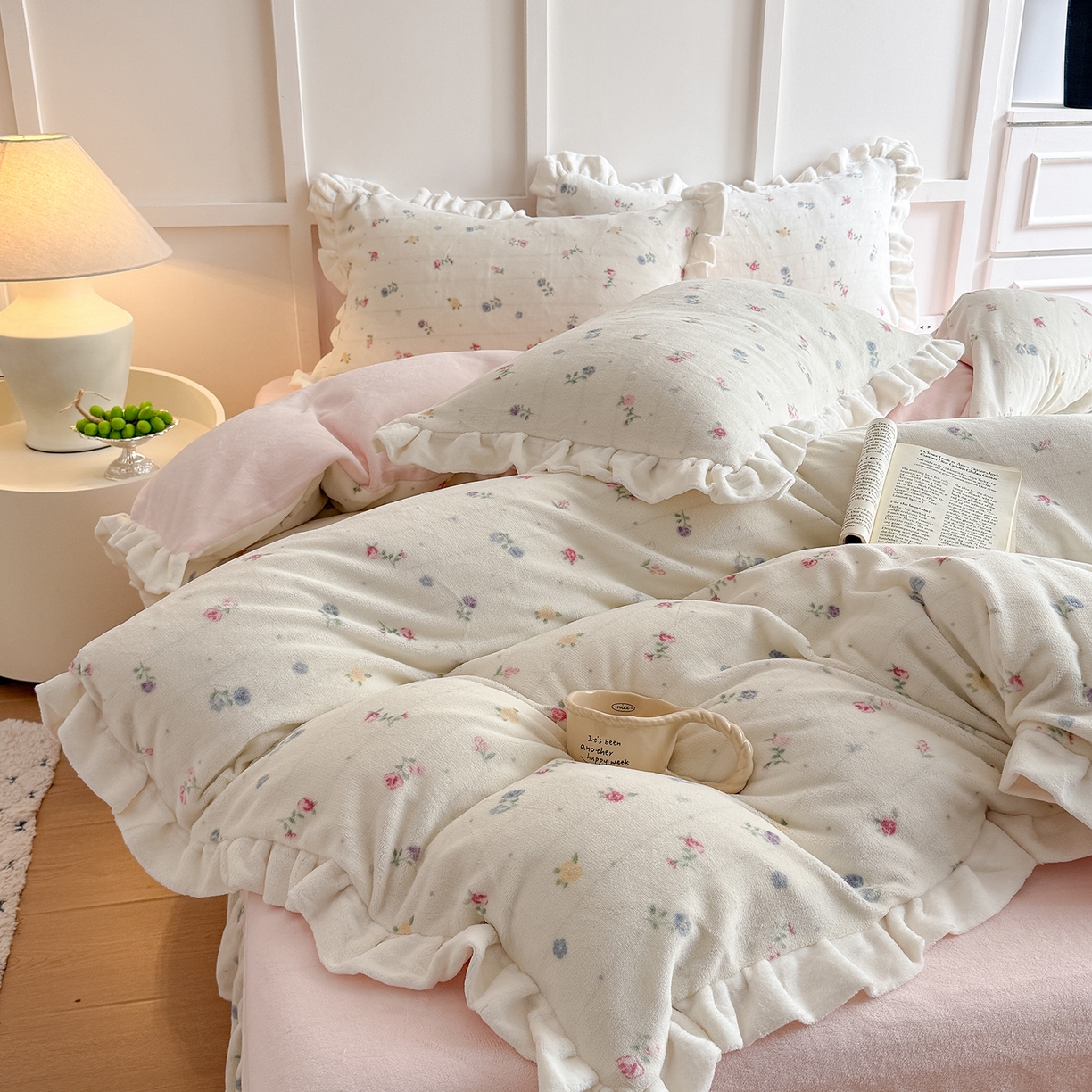 91家纺网 家纺一手货源 找家纺 潘朵拉家纺 2025新款法式牛奶绒双层花边四件套 奈雪