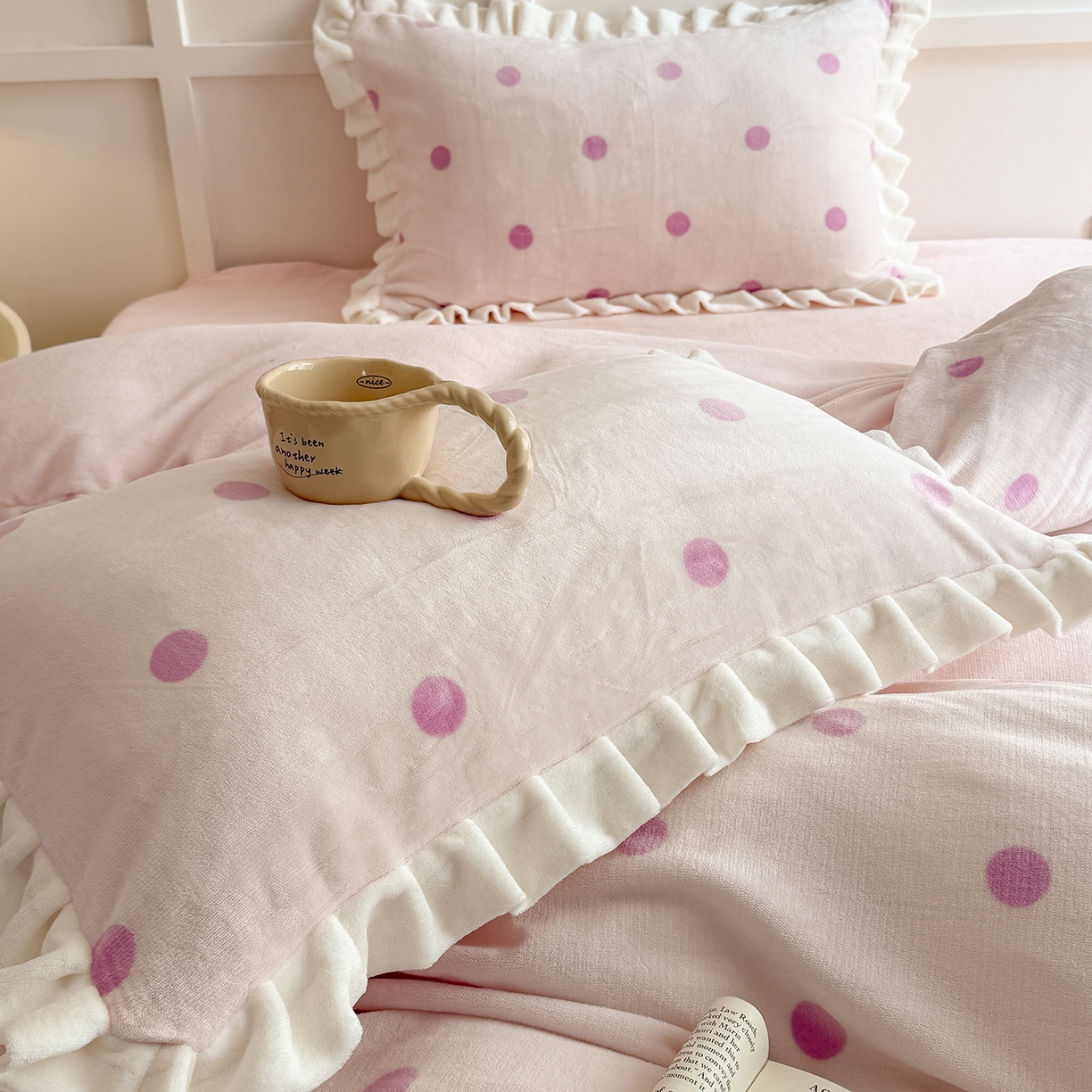 91家纺网 家纺一手货源 找家纺 潘朵拉家纺 2025新款法式牛奶绒双层花边四件套 芝士波点