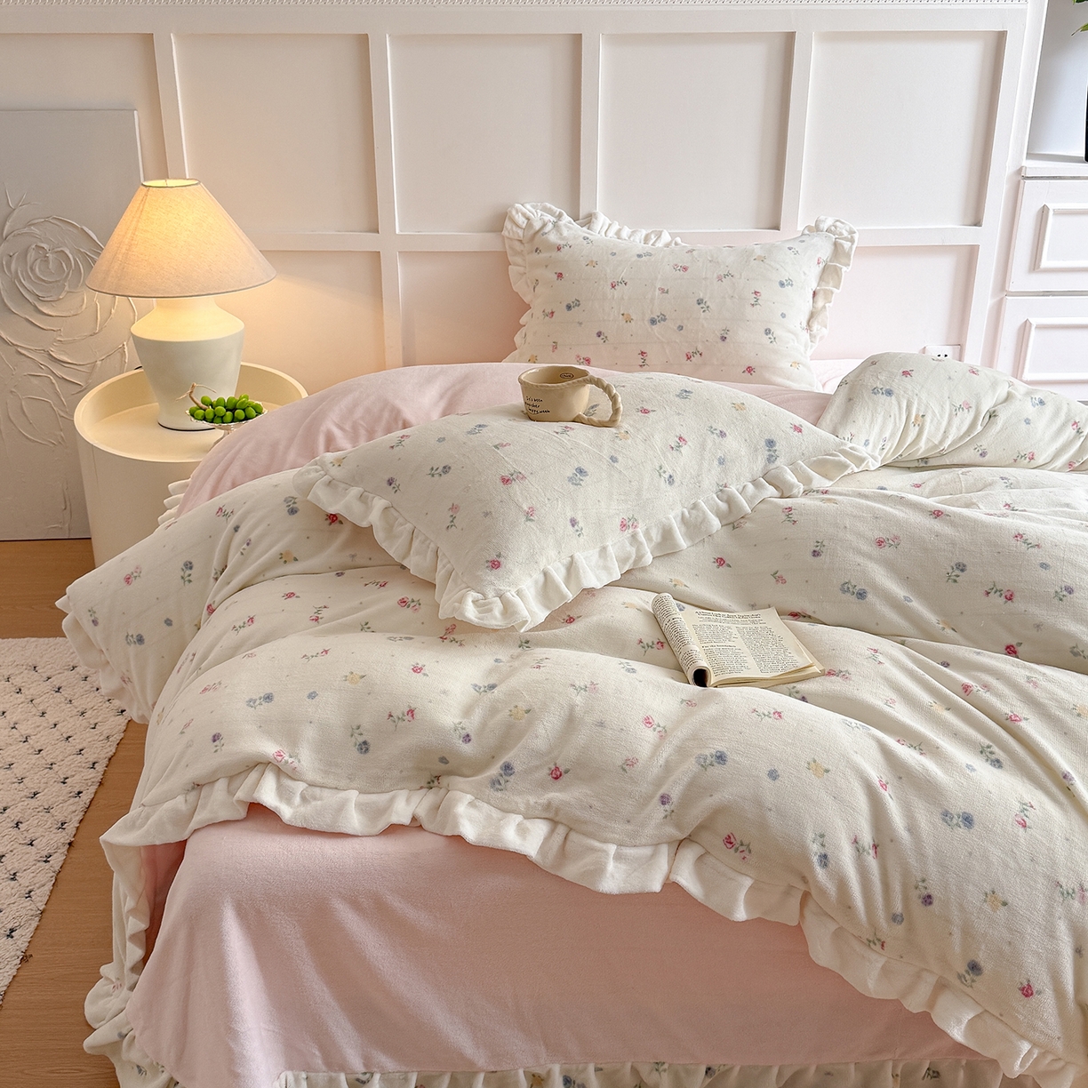 91家纺网 家纺一手货源 找家纺 潘朵拉家纺 2025新款法式牛奶绒双层花边四件套 奈雪