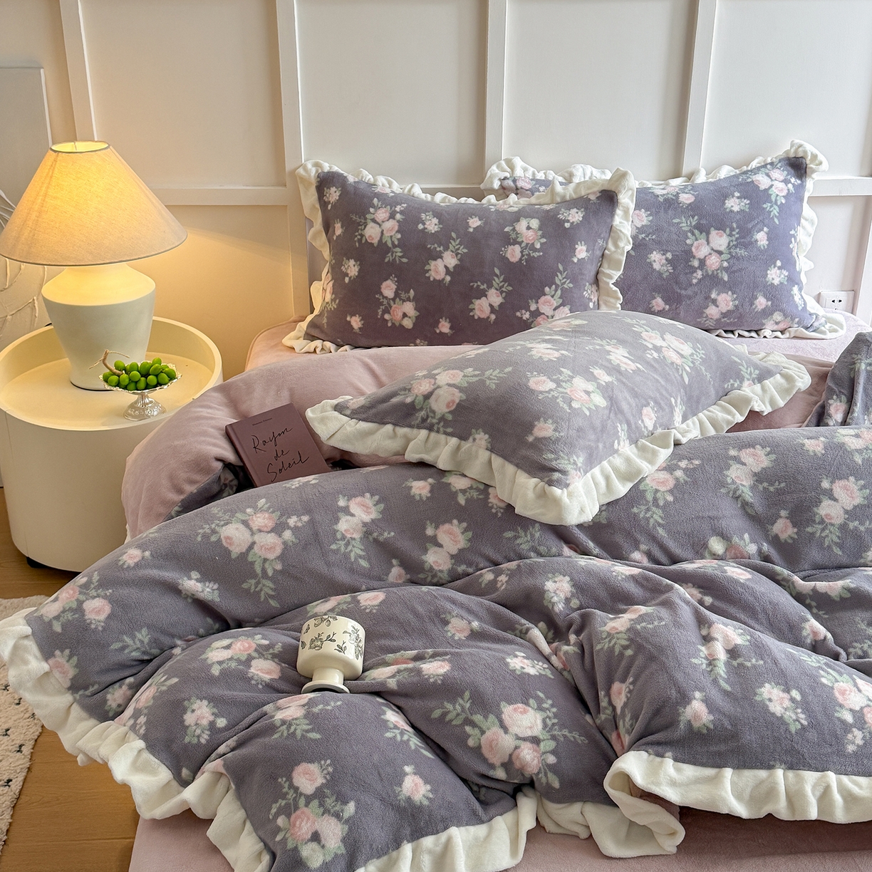 91家纺网 家纺一手货源 找家纺 潘朵拉家纺 2025新款法式牛奶绒双层花边四件套 紫密花间