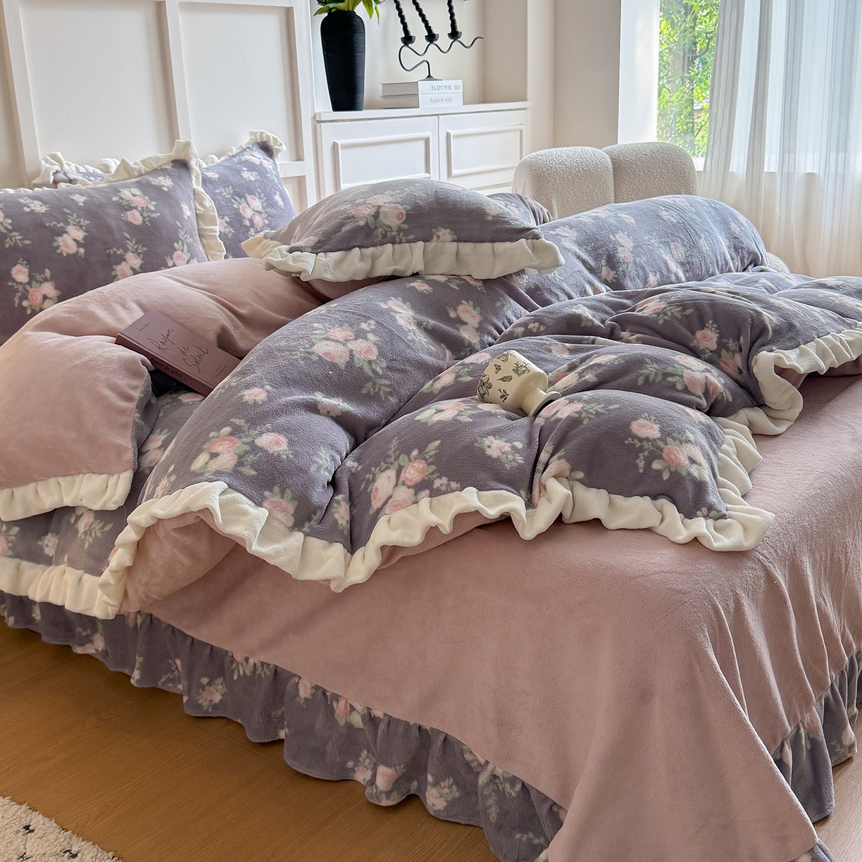 91家纺网 家纺一手货源 找家纺 潘朵拉家纺 2025新款法式牛奶绒双层花边四件套 紫密花间