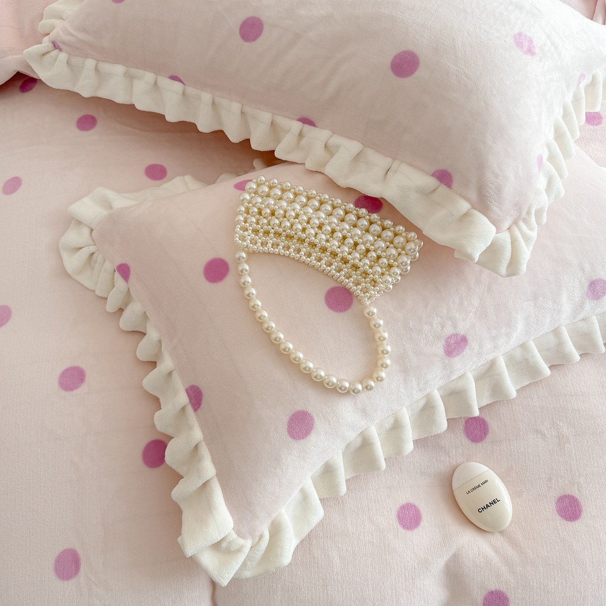 91家纺网 家纺一手货源 找家纺 潘朵拉家纺 2025新款法式牛奶绒双层花边四件套 芝士波点