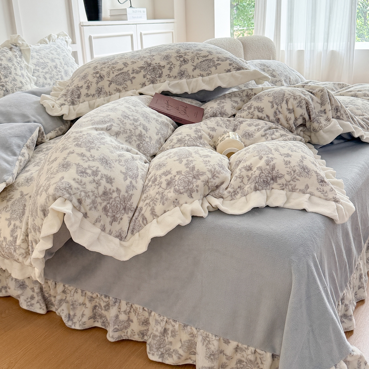 91家纺网 家纺一手货源 找家纺 潘朵拉家纺 2025新款法式牛奶绒双层花边四件套 南梦