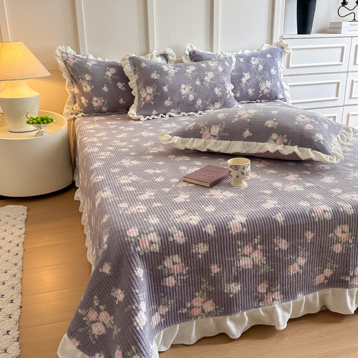 91家纺网 家纺一手货源 找家纺 潘朵拉家纺 2025新款法式牛奶绒双层花边四件套 紫密花间