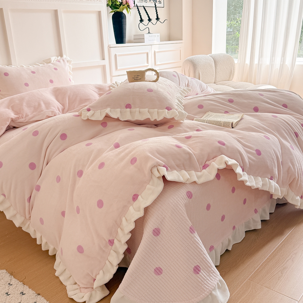 91家纺网 家纺一手货源 找家纺 潘朵拉家纺 2025新款法式牛奶绒双层花边四件套 芝士波点