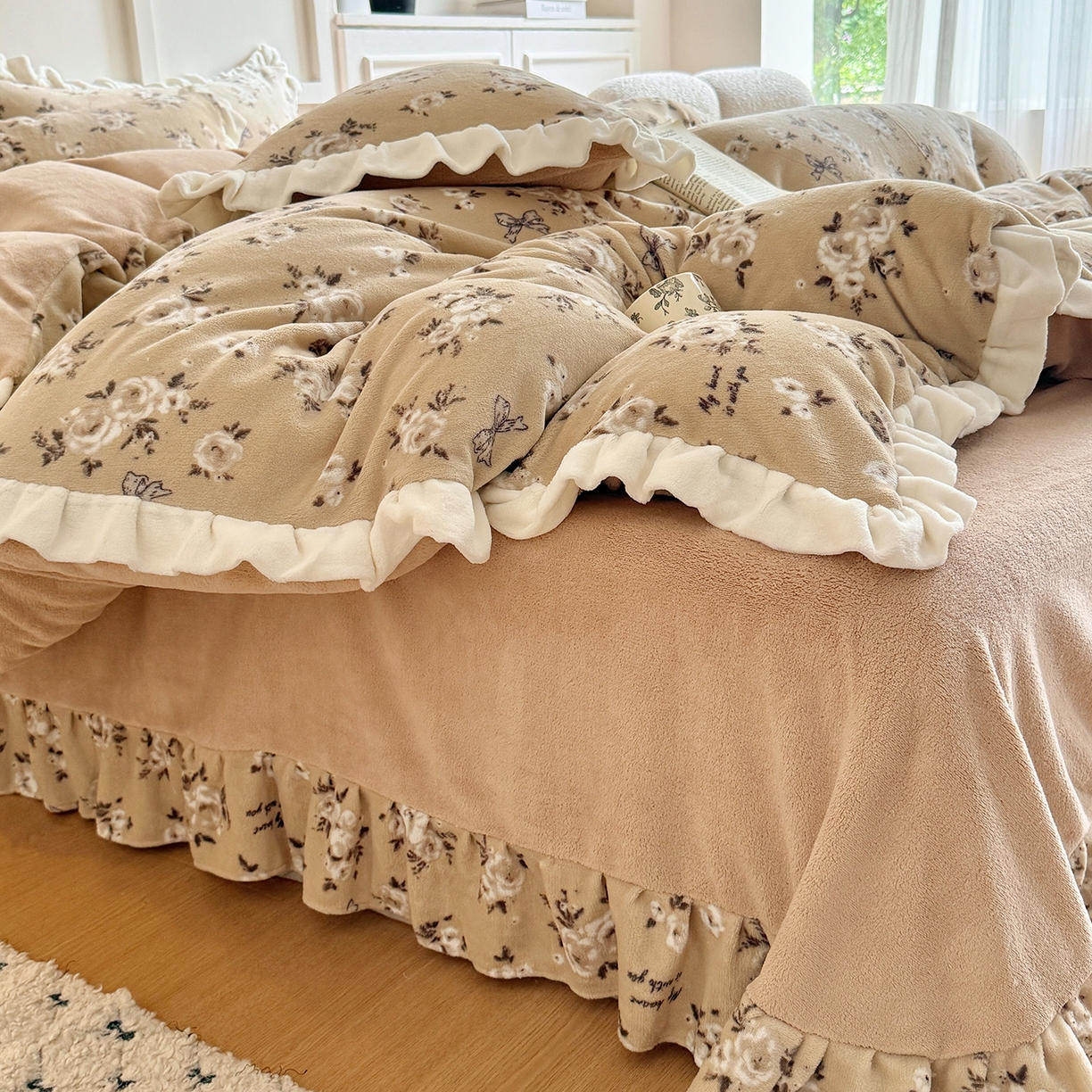 91家纺网 家纺一手货源 找家纺 潘朵拉家纺 2025新款法式牛奶绒双层花边四件套 晚秋