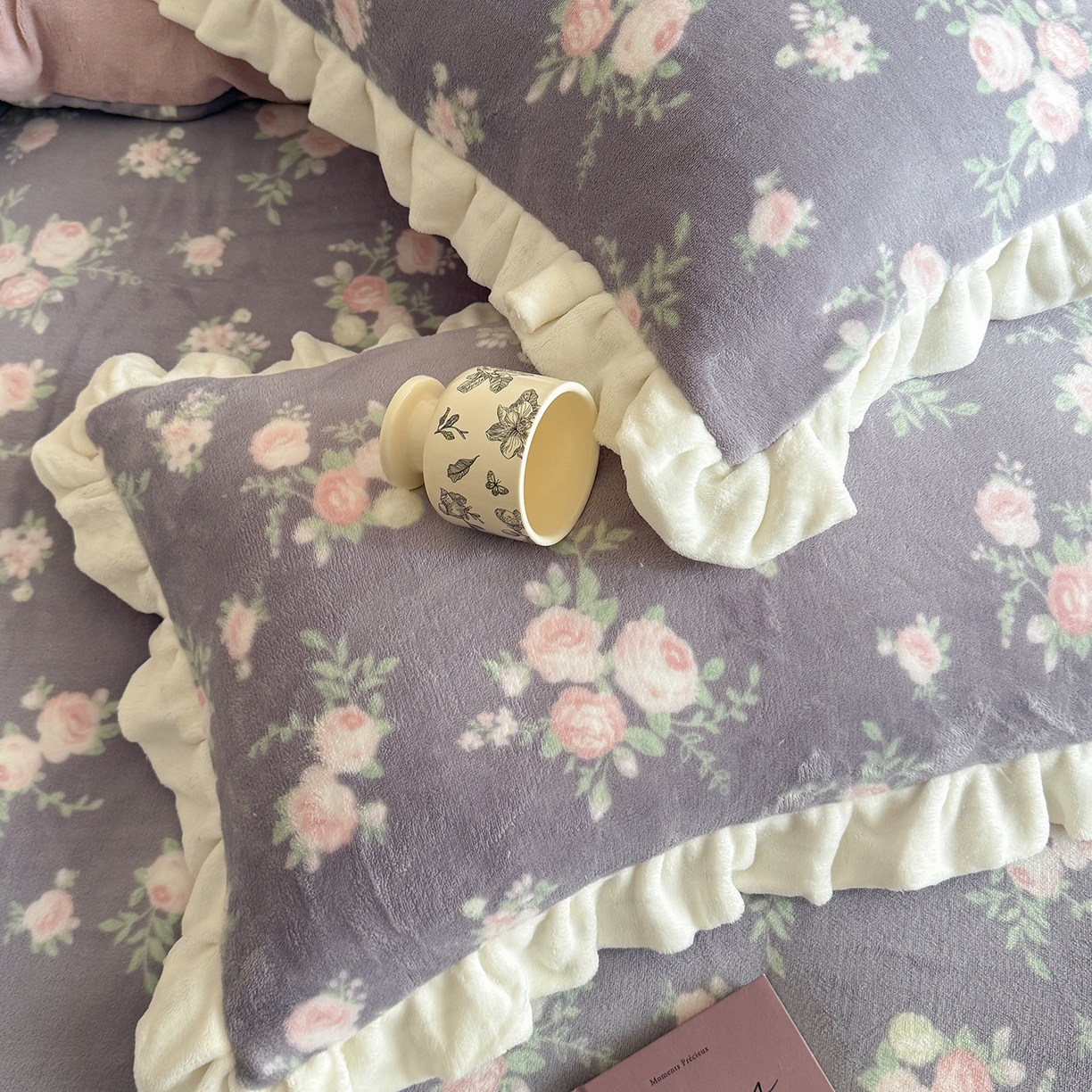 91家纺网 家纺一手货源 找家纺 潘朵拉家纺 2025新款法式牛奶绒双层花边四件套 紫密花间