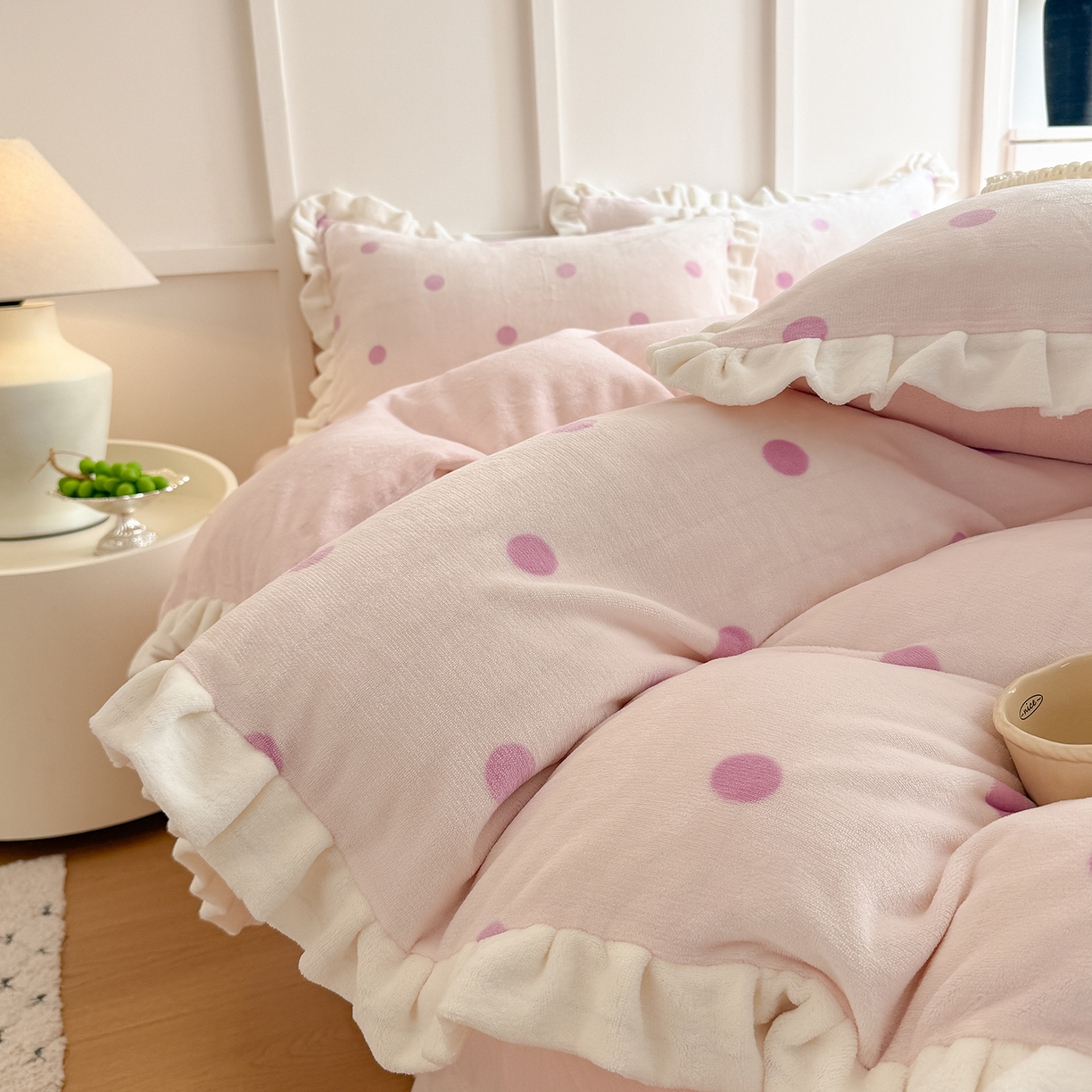 91家纺网 家纺一手货源 找家纺 潘朵拉家纺 2025新款法式牛奶绒双层花边四件套 芝士波点