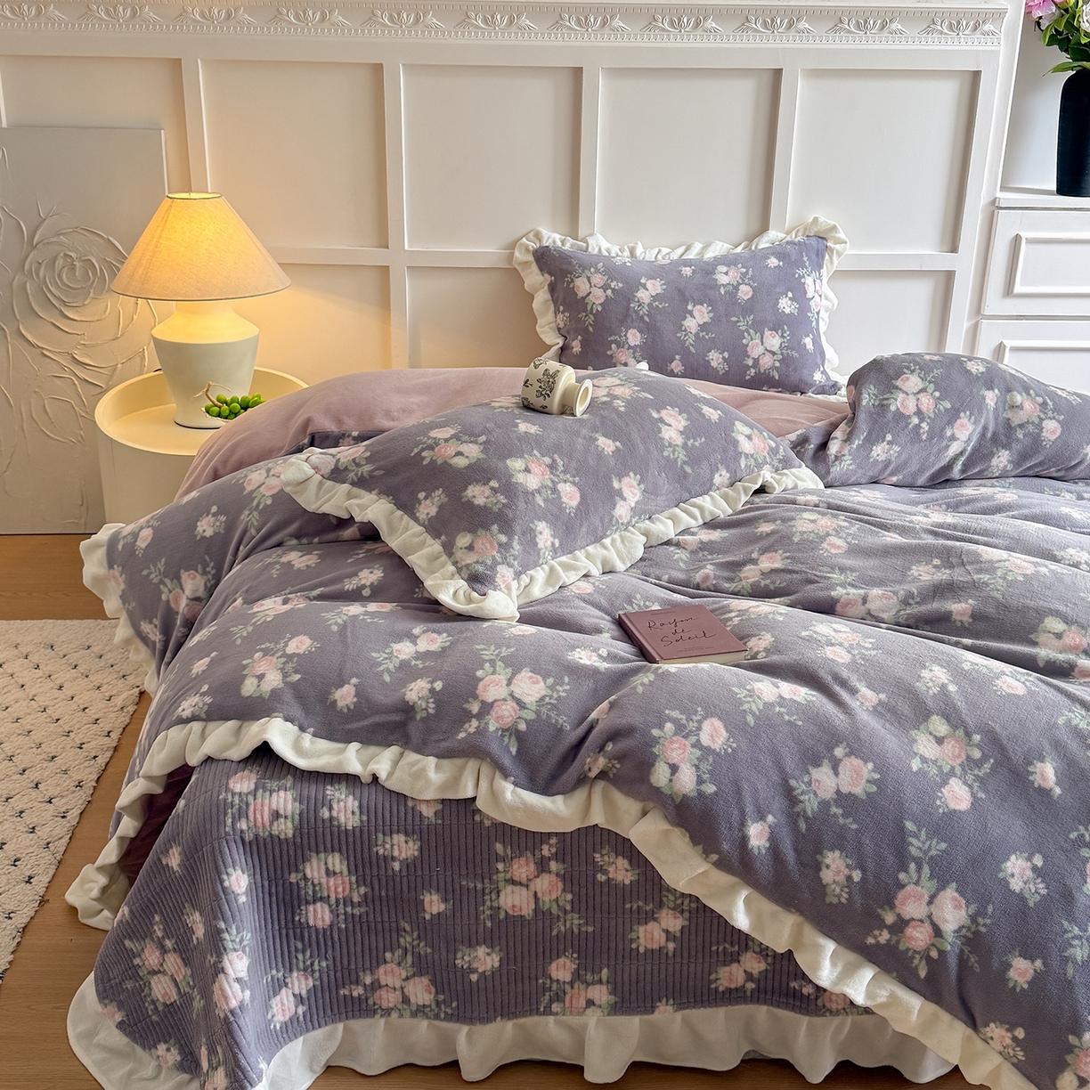 91家纺网 家纺一手货源 找家纺 潘朵拉家纺 2025新款法式牛奶绒双层花边四件套 紫密花间