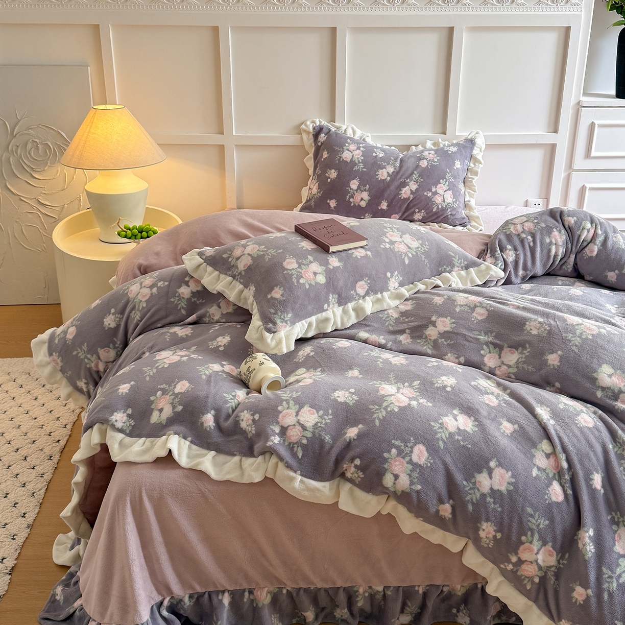 91家纺网 家纺一手货源 找家纺 潘朵拉家纺 2025新款法式牛奶绒双层花边四件套 紫密花间