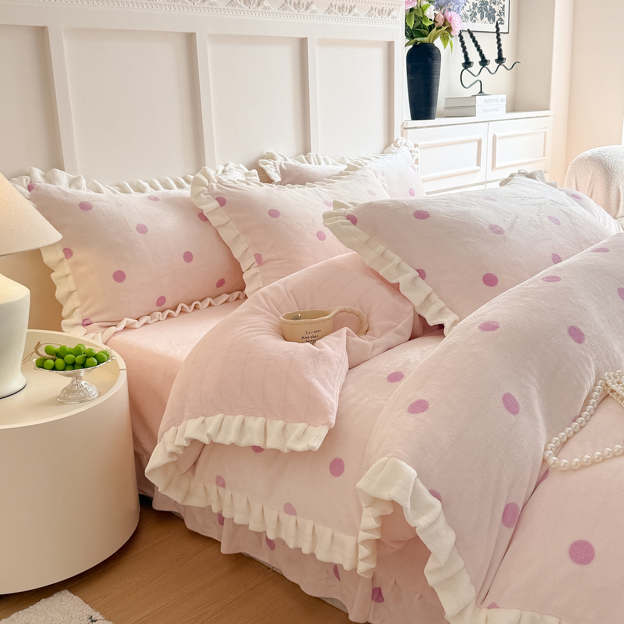 91家纺网 家纺一手货源 找家纺 潘朵拉家纺 2025新款法式牛奶绒双层花边四件套 芝士波点