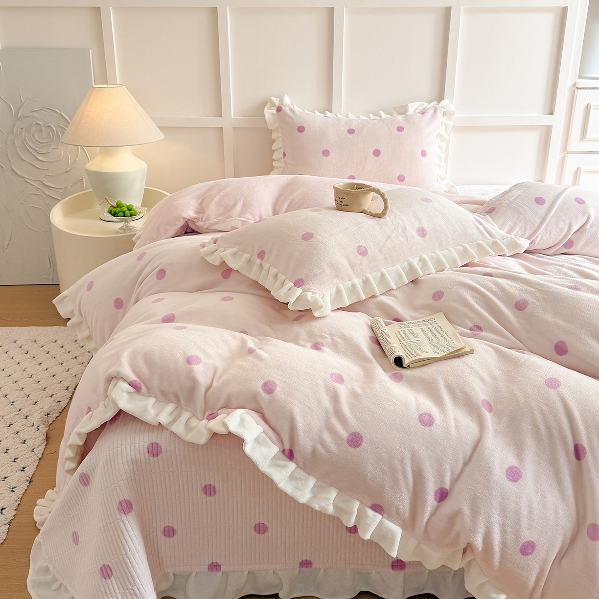 91家纺网 家纺一手货源 找家纺 潘朵拉家纺 2025新款法式牛奶绒双层花边四件套 芝士波点