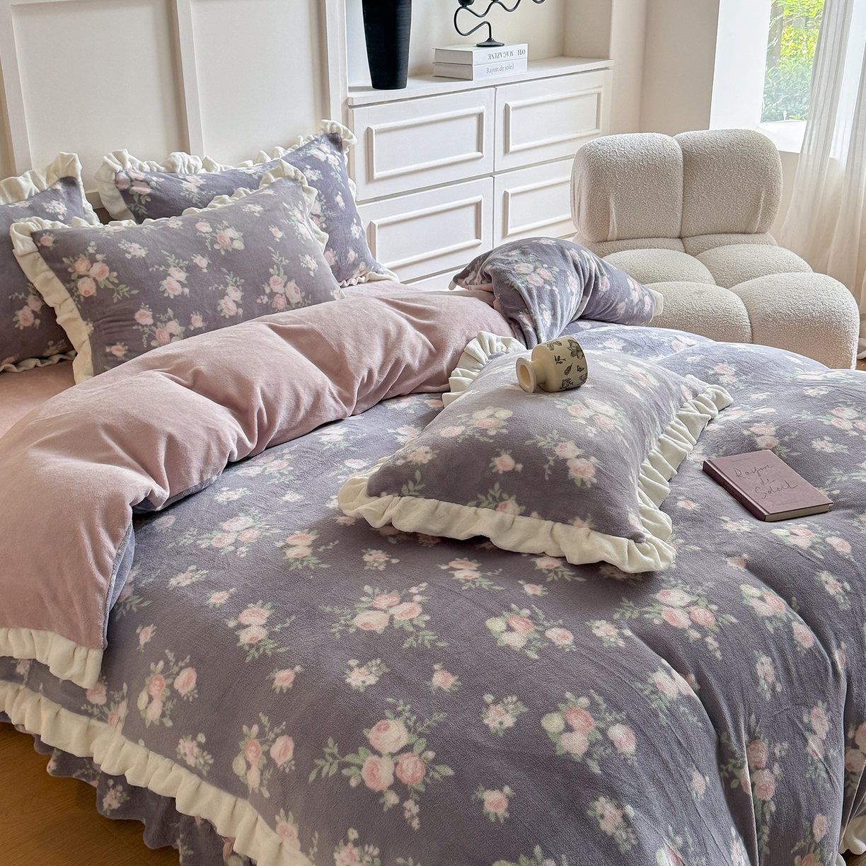 91家纺网 家纺一手货源 找家纺 潘朵拉家纺 2025新款法式牛奶绒双层花边四件套 紫密花间